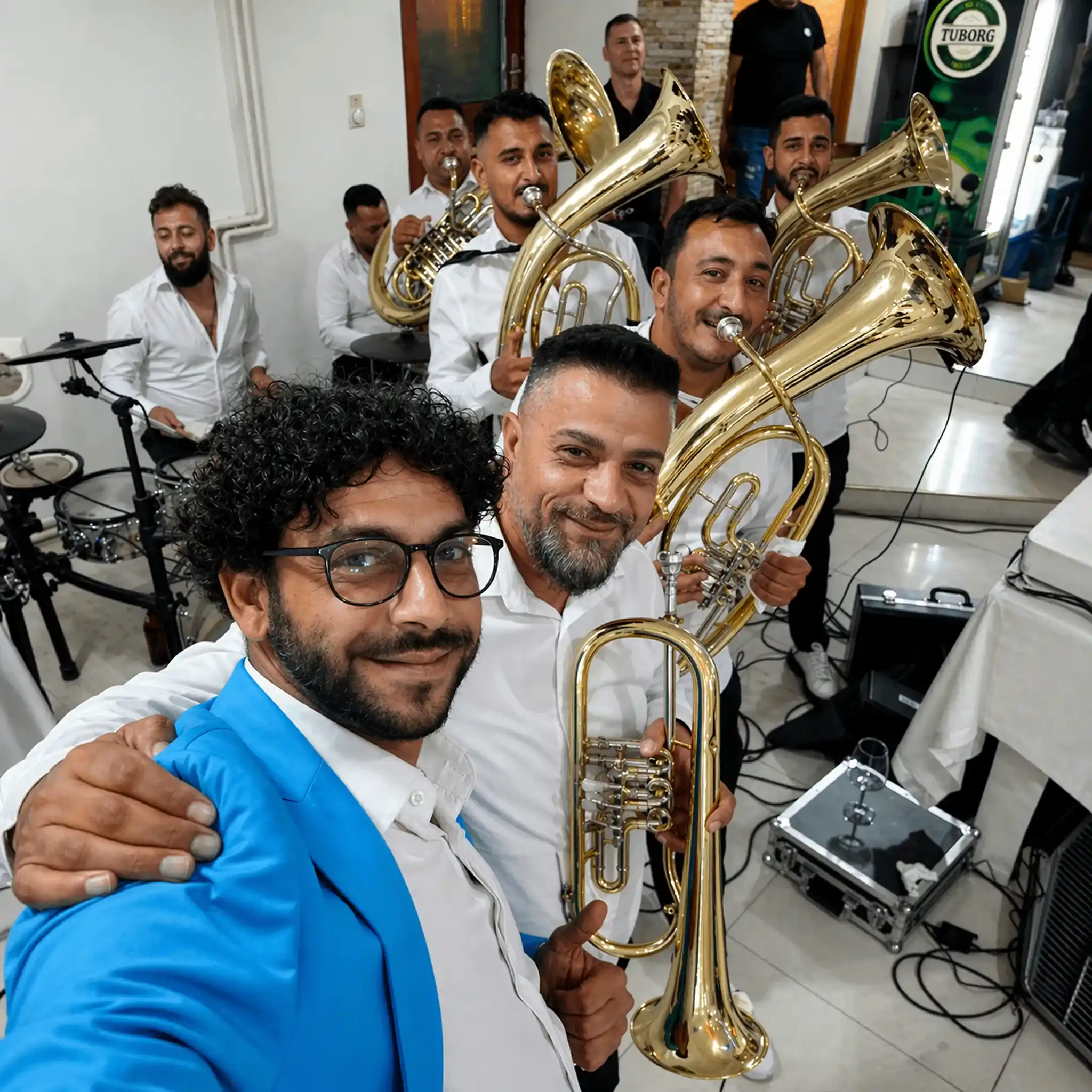 Mladenci i trubači na veselju